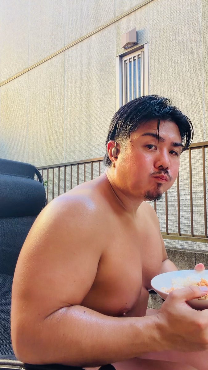 36日連続雨からいきなりピーカンになって、夏がカンバックしたので天サロしながらランチ🍛 ビッグシャイン！ #天サロおじさん