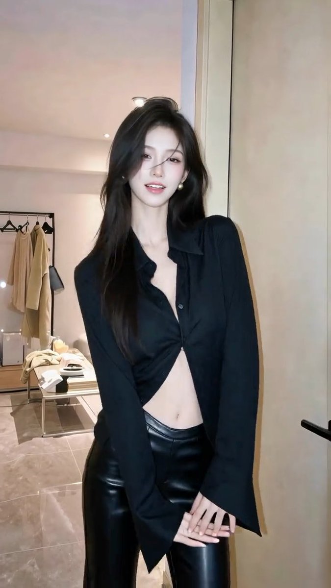 这小肚脐挺性感的，骨感是这感觉吗？