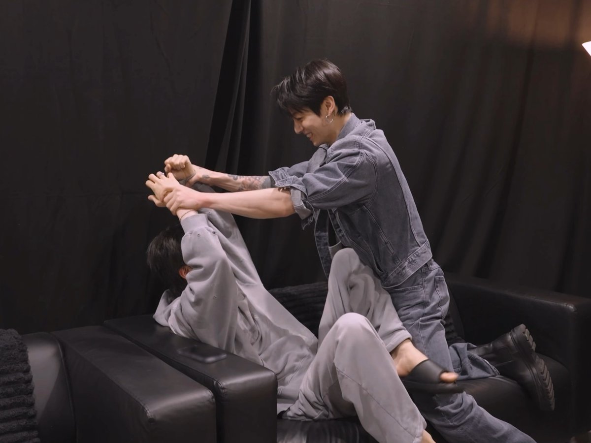 seokjin and jungkook wrestling backstage 😭