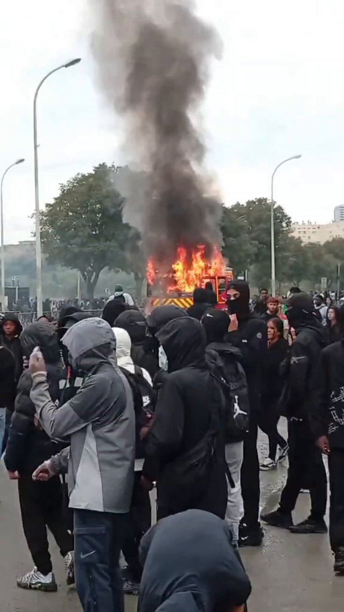 Criminals set fire to a fire truck in Marseille. France in total chaos.