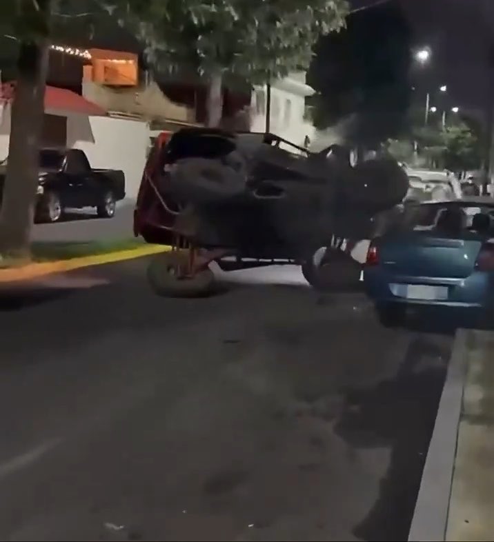 “¡No mames, por pendeja!” Una conductora perdió el control de un Razer, chocó con un vehículo estacionado y volcó. Ocurrió en Orizaba, #Veracruz. #Video 🎥👇🏽