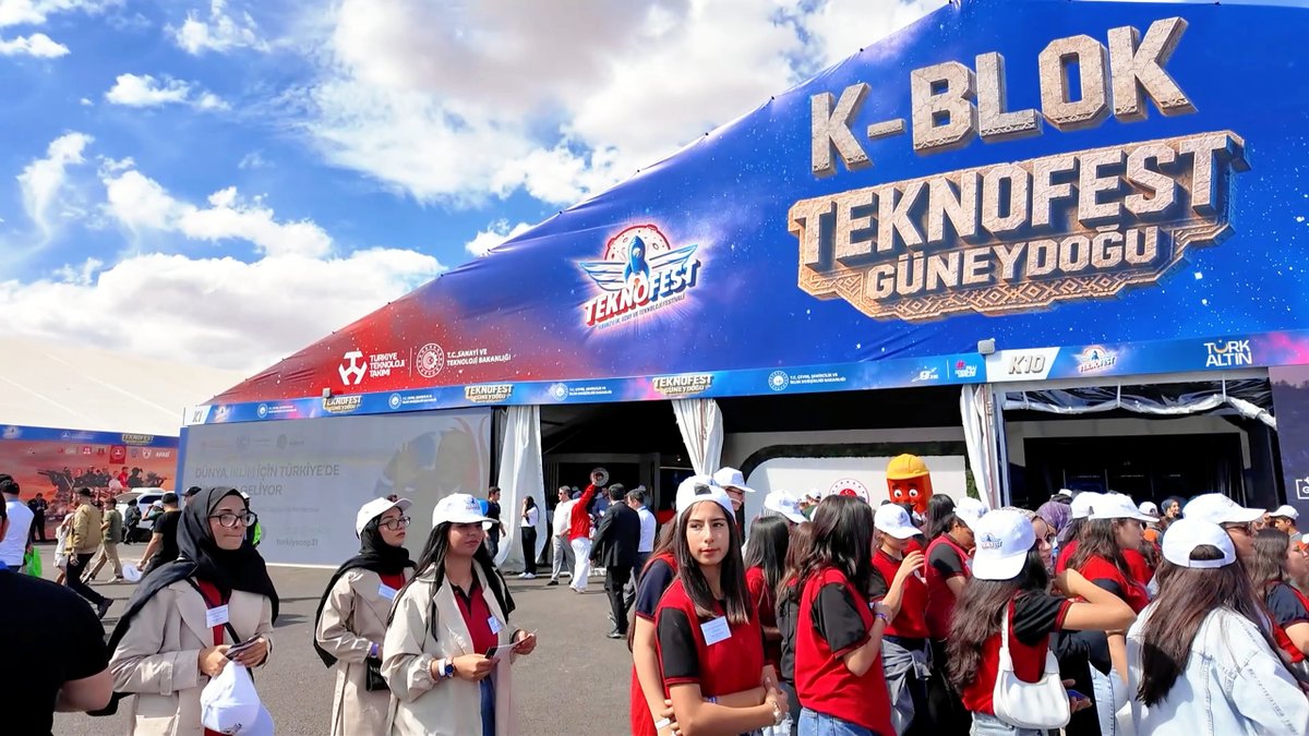 🚀 Dünyanın en büyük havacılık, uzay ve teknoloji festivali #TEKNOFEST coşkuyla devam ediyor. 🏘️ Standımızda 7'den 70'e tüm misafirlerimizi ağırlıyoruz ve İdaremizin ülke genelindeki projeleri ve kampanyaları hakkında bilgiler veriyor. 🥽 4 Ekim'de sona erecek TEKNOFEST Güneydoğu'ya sizi de bekliyoruz. Standımızı ziyaret edebilir, projelerimizi VR gözlükle gezebilirsiniz. #TOKİ #TEKNOFESTGüneydoğu
