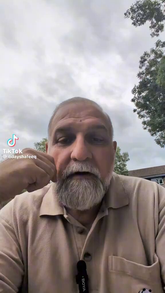 📌 قراءة تحليلية في حادثة هبوط طائرة "فلاي دبي" بمطار #تبوك: 1️⃣ التناقضات الفنية والجغرافية للمسار: دخلت الطائرة الأجواء الأردنية عند الساعة 5:40، وبعد 4 دقائق فقط إلتفت وعادت لتطلب الهبوط في مطار تبوك بـ #السعودية . مطار #العقبة الأردني كان الأقرب جغرافياً و مجهزاً فنياً وتقنياً للتعامل مع الحالات الطارئة، وكان الهبوط فيه خياراً منطقياً أكثر. 2️⃣ ملاحظات السلامة والتحكم: الدوران بالطائرة أثناء وجود ضرر في الذيل يُعد عملية شديدة الخطورة أمنياً وفنياً مقارنة بمواصلة المسار المستقيم. وجود طيارين "بدلاء/احتياط" على متن الطائرة وتمكنهم من فتح قمرة القيادة والسيطرة عليها يُعد سيناريو غير مألوف في الملاحة الجوية. 4️⃣ الخلاصة: توقيت الحادثة وسيناريو الإخراج يُظهر أن القضية قد تحمل أبعاداً سياسية وورق #ضغط، وليست مجرد حادثة اختطاف أو عمل أمني تقليدي. 👇🏻 إسمعوه فضلاً