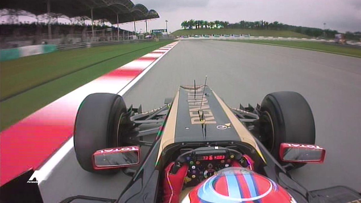 Petrov dışarı taşıyor ve ayağını gazdan çekmeden piste dönüyor. Zıplayarak piste dönen Lotus’un direksiyon kolu kırılıyor. 2011 🇲🇾#MalaysianGP