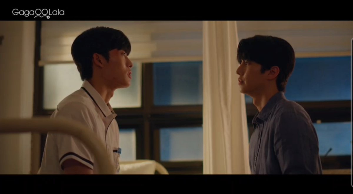 “선생님, 저 선생님이랑 하고 싶어요.” 2화의 마지막 장면에서 이 대사가 가장 인상 깊었다. 아무것도 모르는 타인에게만 비로소 꺼낼 수 있는 진심이 있다고 했던 현재. 그래서 화면 너머에서는 자신을 알지 못하는 ‘유감’의 온기를 찾고, 현실에서는 끊임없이 자신의 안쪽을 들여다보려 하는 기우를 마주한다. “이유요. 없음에 이유를 써야 된다는 거.” 텅 비어버린 마음에 이유조차 지어내야 하는 아이에게, 기우는 계속 이유를 묻는다. 하지만 현재가 정작 바랐던 건 정답을 찾아주는 해답지가 아니라, 그저 가만히 자신의 이야기를 담아줄 빈 그릇이었을지도 모른다. “모르는 사람한테 제 이야기 하는 거 싫어요.” 투정처럼 던진 그 거부 끝에서 현재가 다다른 답은 결국 기우였다. “꼭 해야 되는 거면 선생님이랑 하면 안 돼요?” 같은 시각, 화면 뒤의 현재는 유감에게 묻는다. “유감님, 저희 만날래요?” 그리고 현실의 현재는 기우의 눈을 보며 말한다. “선생님, 저 선생님이랑 하고 싶어요.” 서로 다른 공간에서, 같은 사람을 향해 있다. 정작 마주 선 상대가 그 사람이라는 사실만 까맣게 모른 채.... 소년주의 드라마 재미있네... 배우들 연기도 그렇고.. 연출도 좋음... 근데 마지막 대사 주어를 좀 ㅋㅋㅋㅋ 의도한 거겠지?? #소년주의 #BoyWithCaution #하정훈 #류세일 #BL