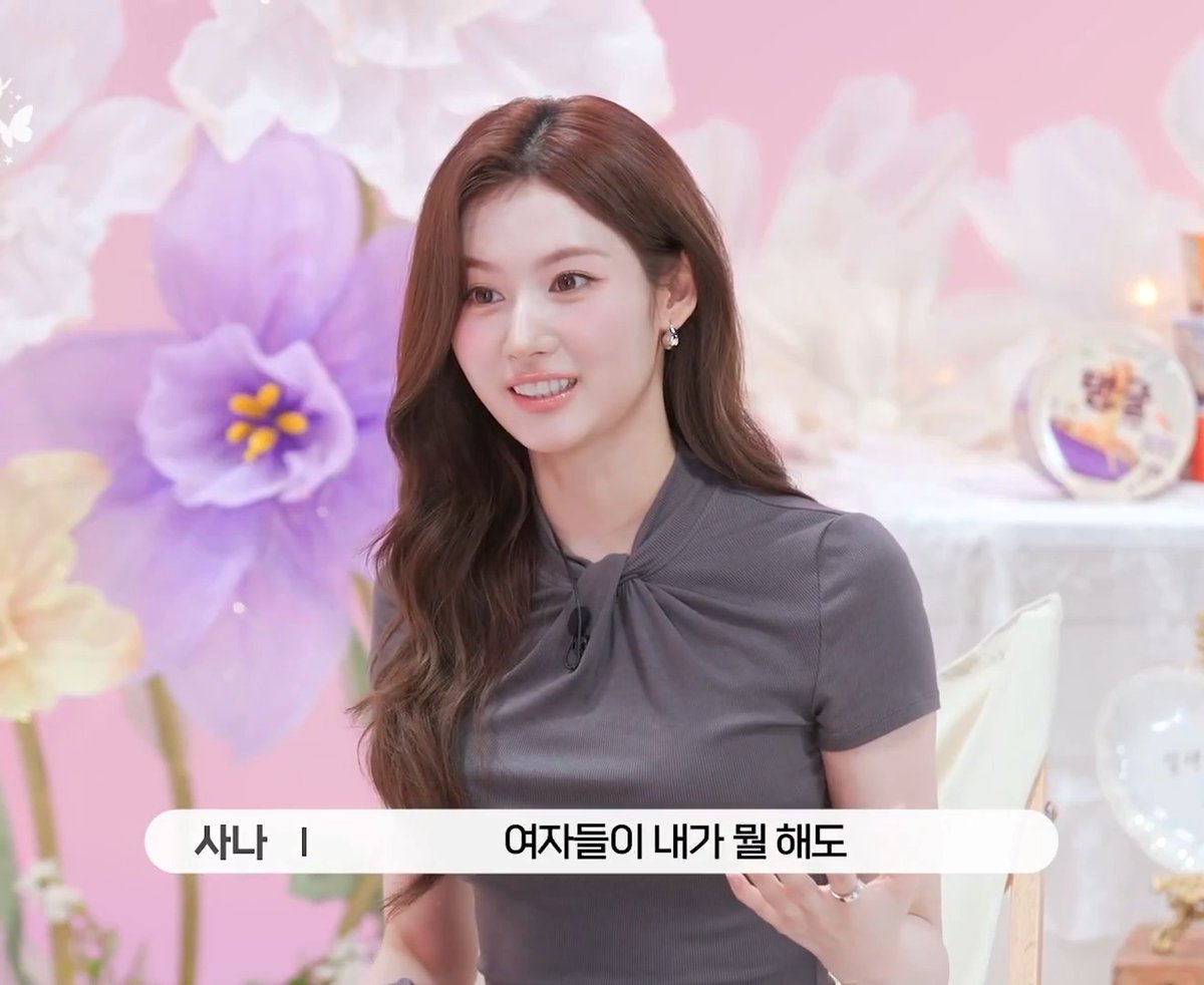 사나는 다시 태어나면 남자아이돌을 너무 해보고싶대 남돌은 뭘해도 여자들이 꺄아아아악!!해주는게 너무 부럽다고.. 그걸 느껴보고 싶대 ㅋㅋㅋㅋㅋ 사나 팬걸들 기강 잡자 우리가 꺄아아아악!!! 이거 일당백 해보자