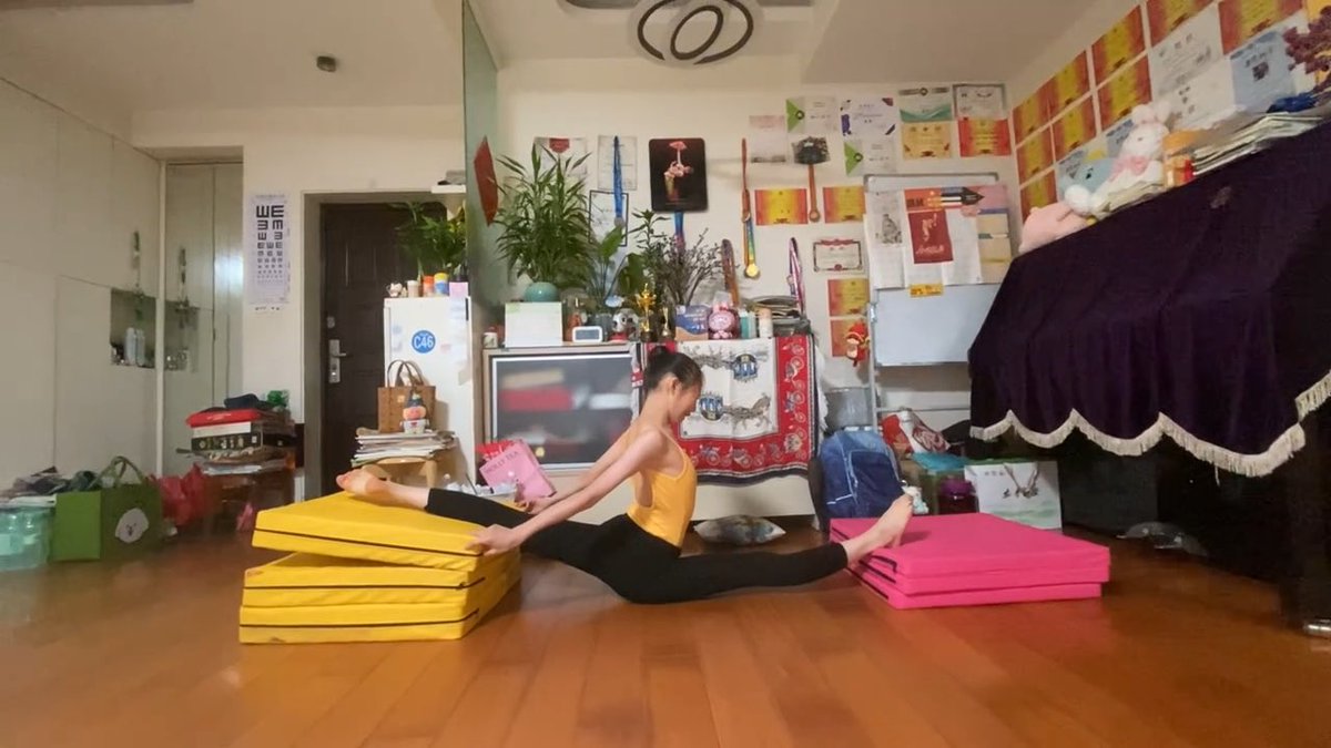 最近这两天亚运会艺术体操比赛开始了 这些女孩从小学甚至学龄前就被送到专业队训练 虽说现在的体校和俱乐部已经相对比较科学训练了,但走了竞技体育就没有轻松可言 每天都要克制饮食,白天在学校上完课、晚上回家做完作业之后,还要给教练打卡耗腿压脚背做体能,从小就要经受这么高强度的训 xùn 练 jiè #软开 #一字马 #训诫 #小圈