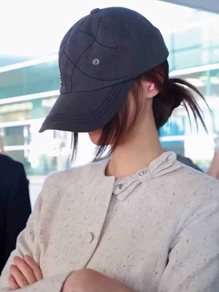 🚨 저 연예인 아시는 분?? 근데 앞은 보이나??ㅋㅋㅋㅋㅋ 아니 저럴 거면 화장은 왜 하고 머리는 왜 한 거임??🤣