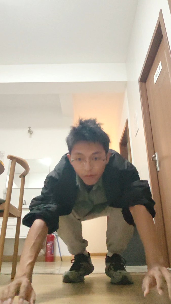 这次一口气100个俯卧撑✌🏻🥵✌🏻 俯卧撑流量每次都爆炸，凯子也是服了 给警长干成健身博主了😡