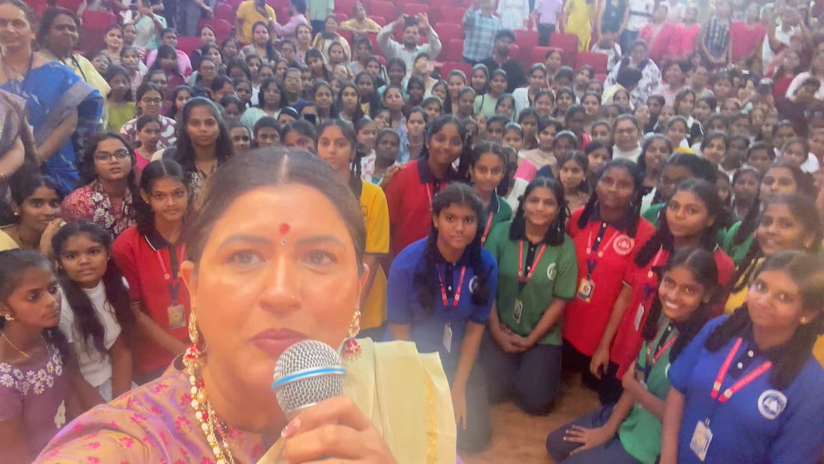 अब तो #भाग्यनगर (तेलंगाना) की बेटियों ने भी #लव_जिहाद के विरुद्ध शंखनाद कर दिया… दुर्गा बन तू काली बन। कभी ना बुर्के वाली बन।। जय भवानी, हर हर महादेव 🚩