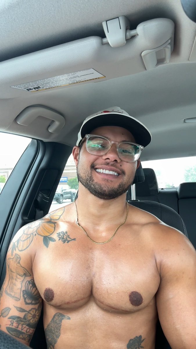 post gym flex ~ another chest day … also any nyc gay bars looking for go-go dancers, shot boys, bartenders, or barbacks ☺️ #ftm #trans #gaynyc #flexing #chest #queernyc