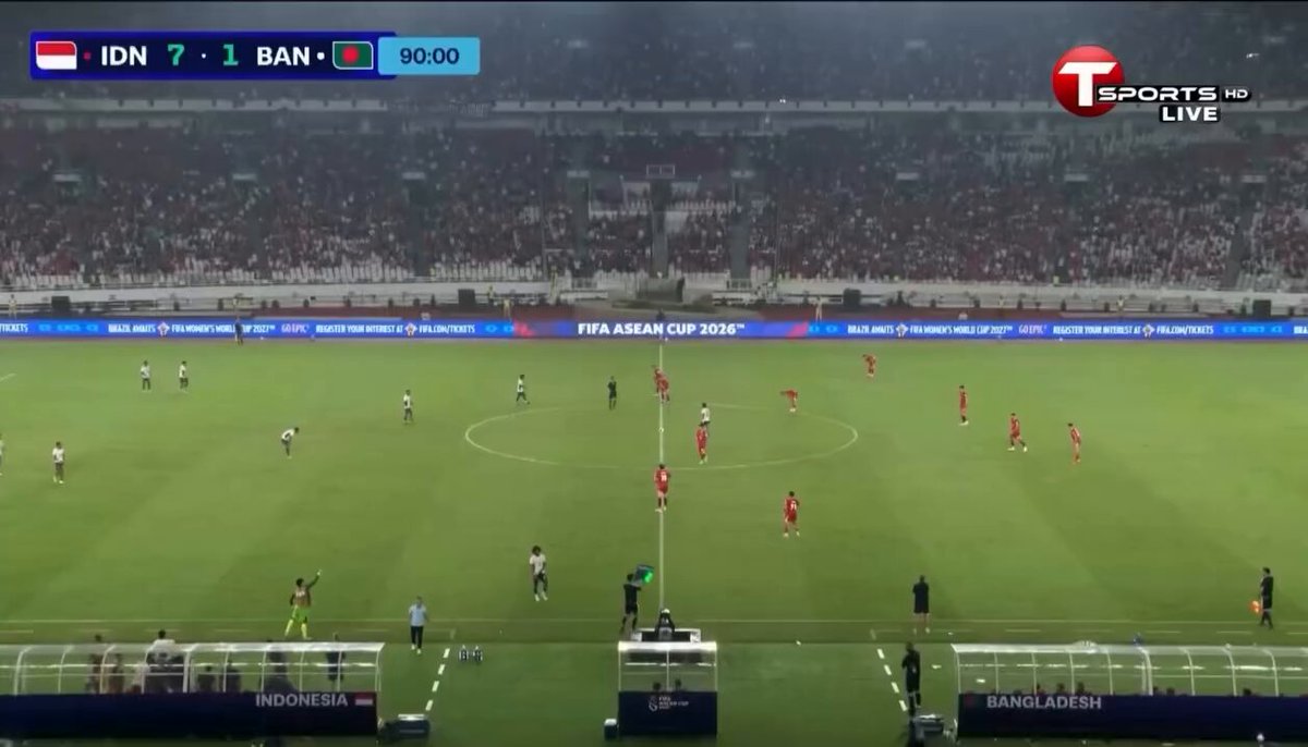 Fans Malaysia protes soal ini ya? Liat ketika wasit mengangkat board memang 2 menit tambahan waktu, setelah itu lihat reaksi Herdmann dan pemain Indonesia yg mempertanyakan itu. Sepertinya wasit salah pencet tombol yg harusnya 7 malah jadi 2. Jangan kaku gitu ah Dik Malay. 🥰😘 🎥Tsportlive