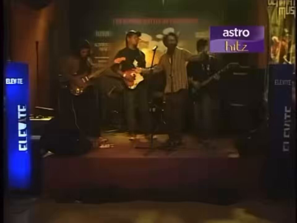 Jangan pernah tinggalkan 3 perkara ini: 1. Sedekah walau sempit 2. Senyum walau sedih 3. Menghina timnas malaysia