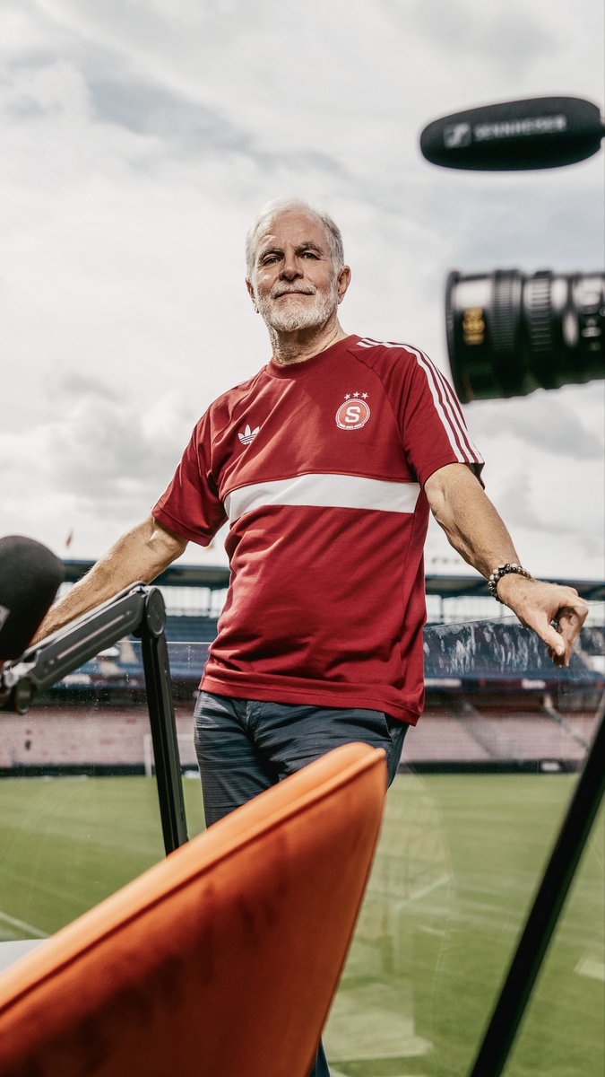 Legenda české sportovní žurnalistiky se vrací na Letnou… ovšem nikoliv na komentátorské stanoviště! 👀 Pavel Čapek připravuje pro sparťanské fanoušky rozhovory s našimi legendami. A na první díl se můžete těšit už dnes večer ⏳