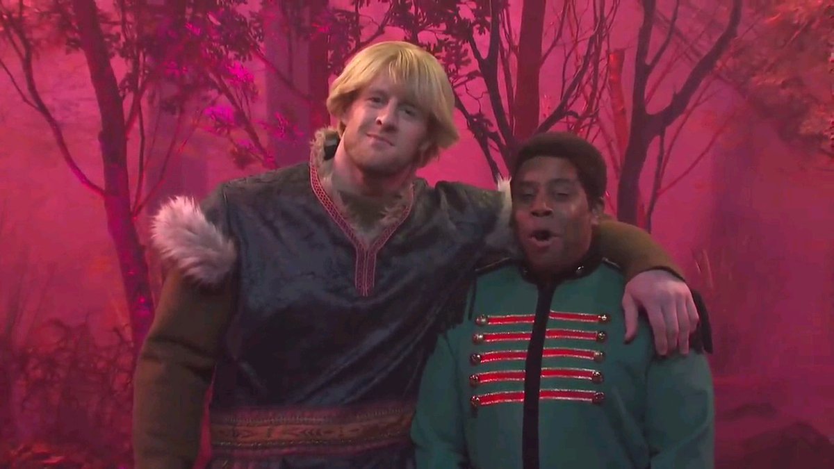 The way this sketch completely weaponizes every single online critique of Frozen II and turns it into pure chaos is genuinely top-tier SNL. From Elsa dropping “I’m gay” casually into the void while looking like Brienne of Tarth, to Kenan as Matthias having to deadpan explain why he’s a solo Black royal guard living isolated in rural 1840 Norway, they hit every talking point without missing a beat. Then Bowen Yang showing up as Olaf with a literal second carrot between his legs that Sven cannot stop staring at took it completely off the rails. Disney definitely spent $150M trying to address the discourse politely, and SNL just boiled the entire panic down to a four-minute musical meltdown.