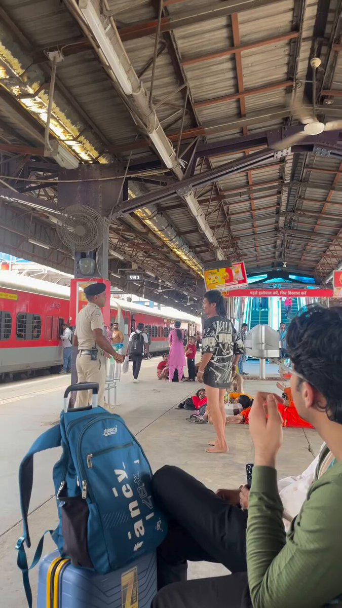 Kalesh between a homeless man and a RPF officer at a railway platform.
