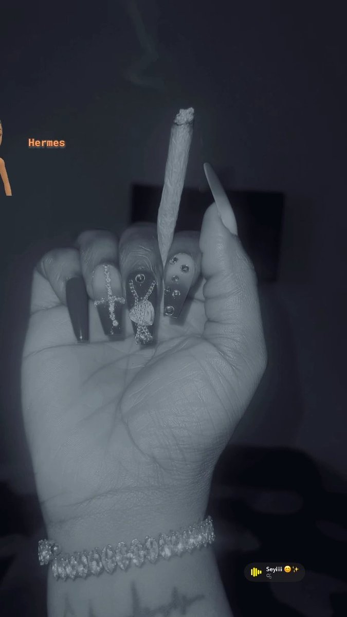 New nails 💅🏽 who wants their back scratched? 😚 Guess the color 😌👇🏽
