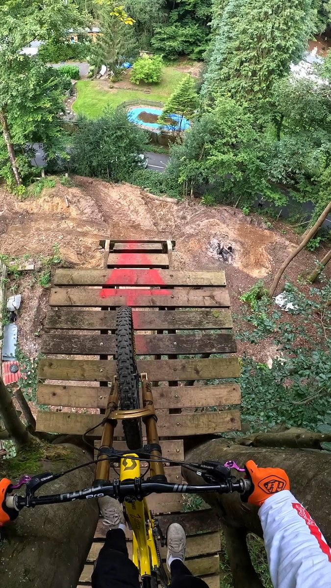 #GoProAthlete Brendan Fairclough has knees of steel 💪 🎥 Shot on #GoProHERO13 Black Ultra Wide Edition 👉 #GoPro #Bike #MTB #POV