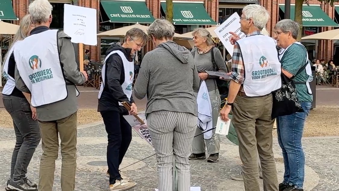 Na welgeteld dertig minuten 'strijden' zit de mars er weer op op de Grote Markt. Nog snel de bordjes op een stapel vegen, een groepsfoto voor op Facebook en de hesjes weer in de tas. Het Klimaat is weer gered voor vandaag.