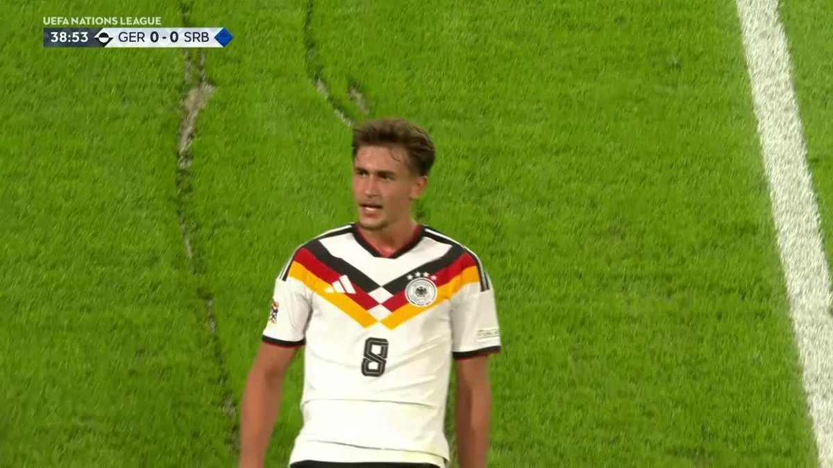 ¡EL PRIMERO ES INOLVIDABLE! Tom Bischof (21) tomó el rebote tras una gran jugada de Wirtz y marcó su primer tanto en Alemania para el 1-0 sobre Serbia. ¡Se emocionó el Bambino cantando! 📺 Toda la #NationsLeague por ESPN en el Plan Premium de #DisneyPlus