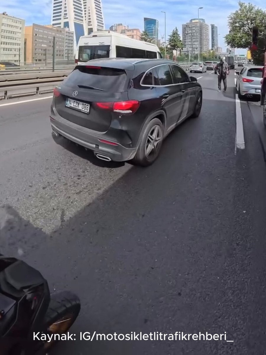 İstanbul'da trafikte simit alan sürücü ceza yedi.