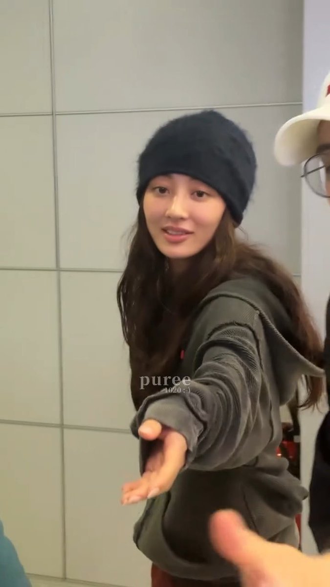 jihyo took a lucky fan letter she’s so cute 🥹 JIHYO FOR PARIS FASHION WEEK #ChristianLouboutinSS27xJIHYO #JIHYO Christian Louboutin