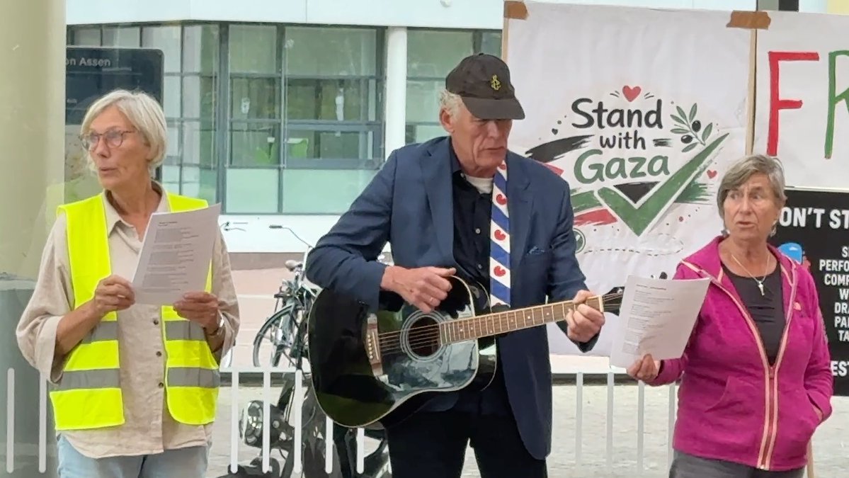 Een kwartier na de officiële starttijd is de harde kern van zo'n zeven man er eindelijk klaar voor op Station Assen. Speciaal uit Friesland ingevlogen: een troubadour met gitaar en Amnesty-petje om 'We Shall Live in Peace' voor te zingen aan de voorbijspoedende forensen.