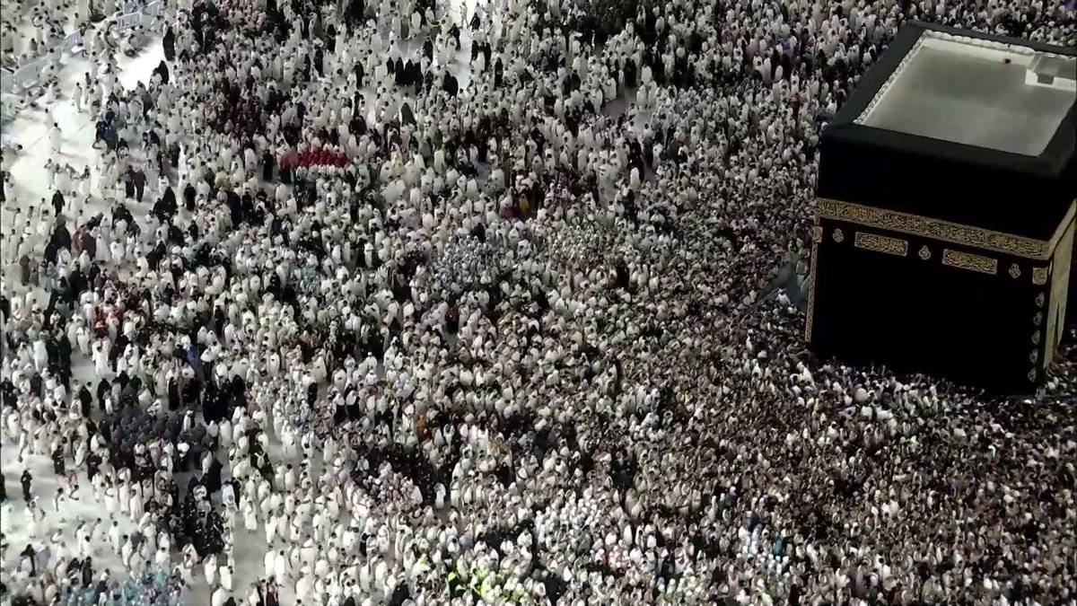 مشاهد مباشرة من المسجد الحرام، حيث يشهد صحن المطاف كثافة عالية من المعتمرين والزوار