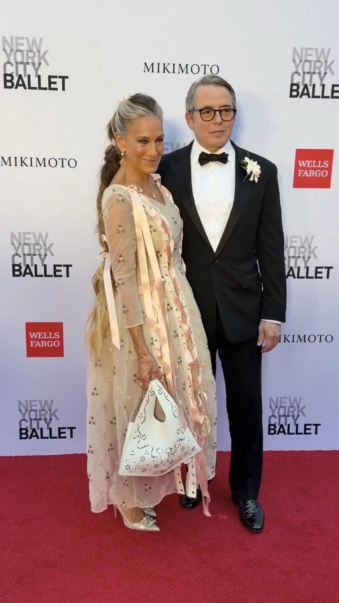 Sarah Jessica Parker and Matthew Broderick hit the red carpet for the NYC Ballet Fall Fashion Gala! 🩰✨ (📸: jpasc24)