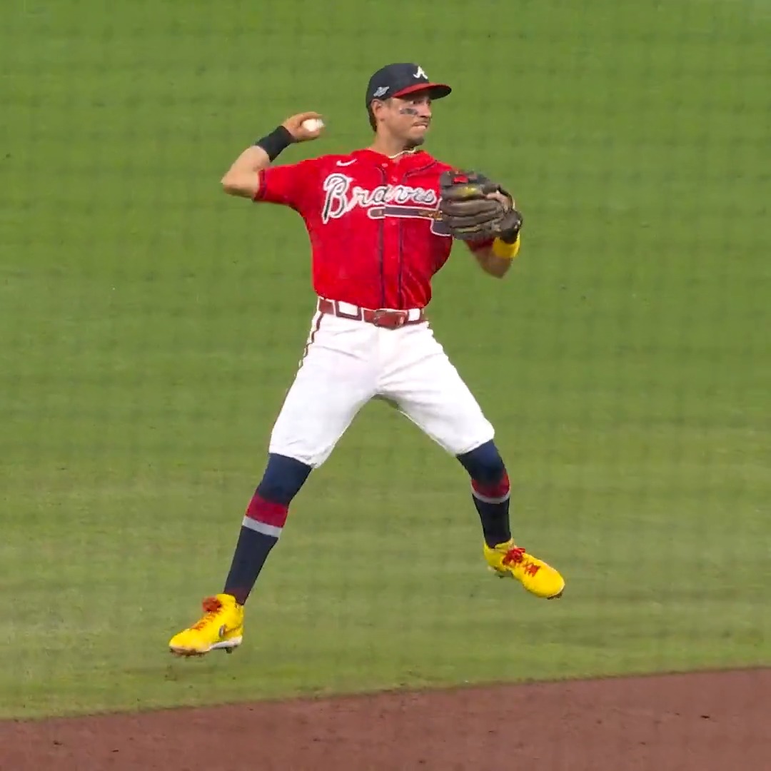 The spin throw from Mauricio Dubón The pick from Matt Olson What a beautiful play by the Atlanta Braves defense!