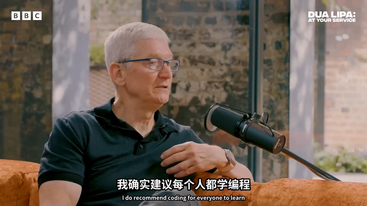 一期旧节目，Tim Cook 讲 Apple 招什么人： 1️⃣ 他说招人不看学历：「有大学学位的人，也有没有的」。 2️⃣ 他说也不一定要会编程，但还是建议人人都学：「编程是我们共通的唯一全球语言」。 3️⃣ 他说他看重的是三样：协作、好奇心、创造力。 还有一句：「是否深信一加一等于三」 这段视频我又可以拿来给我儿子们看：）😂