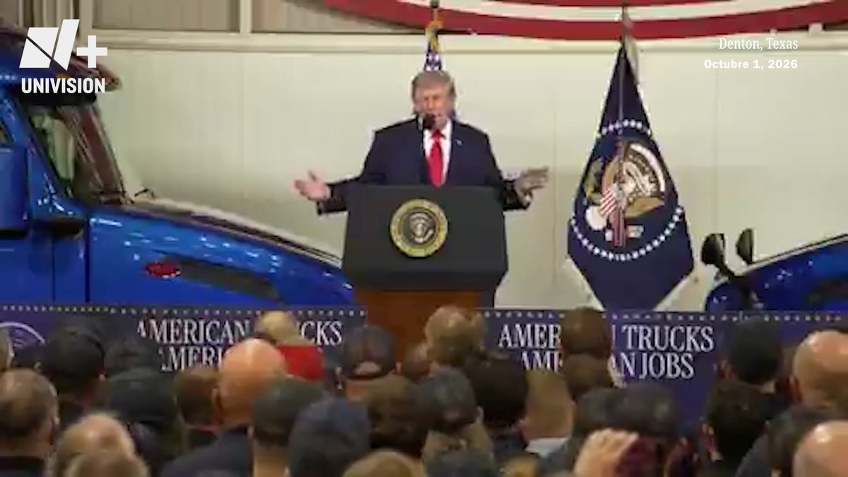 El presidente Donald Trump tiró al suelo un vaso de agua durante el acto político realizado este jueves en Denton, Texas, para comparar el ahorro de pequeñas cantidades de combustible con el volumen de petróleo que podría representar la incorporación de Venezuela a los recursos energéticos estadounidenses. Video: APTN