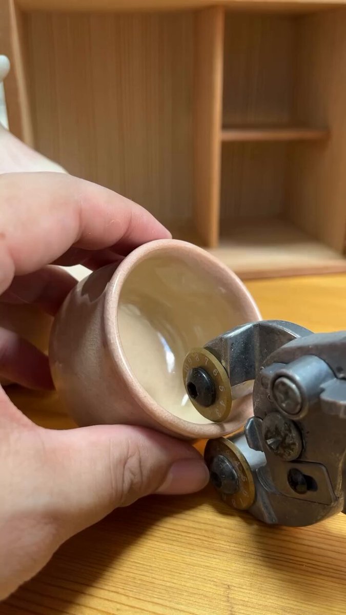 わざわざ割れていない器を 割って金継ぎ・銀継ぎして それを作品として売る人... なんだろ うまく言えないけど それってなんだか違う気がする その器を作品として 作った人への敬意や 金継ぎ・銀継ぎの そもそもの意味が違ってくる みなさんはどう思いますか？
