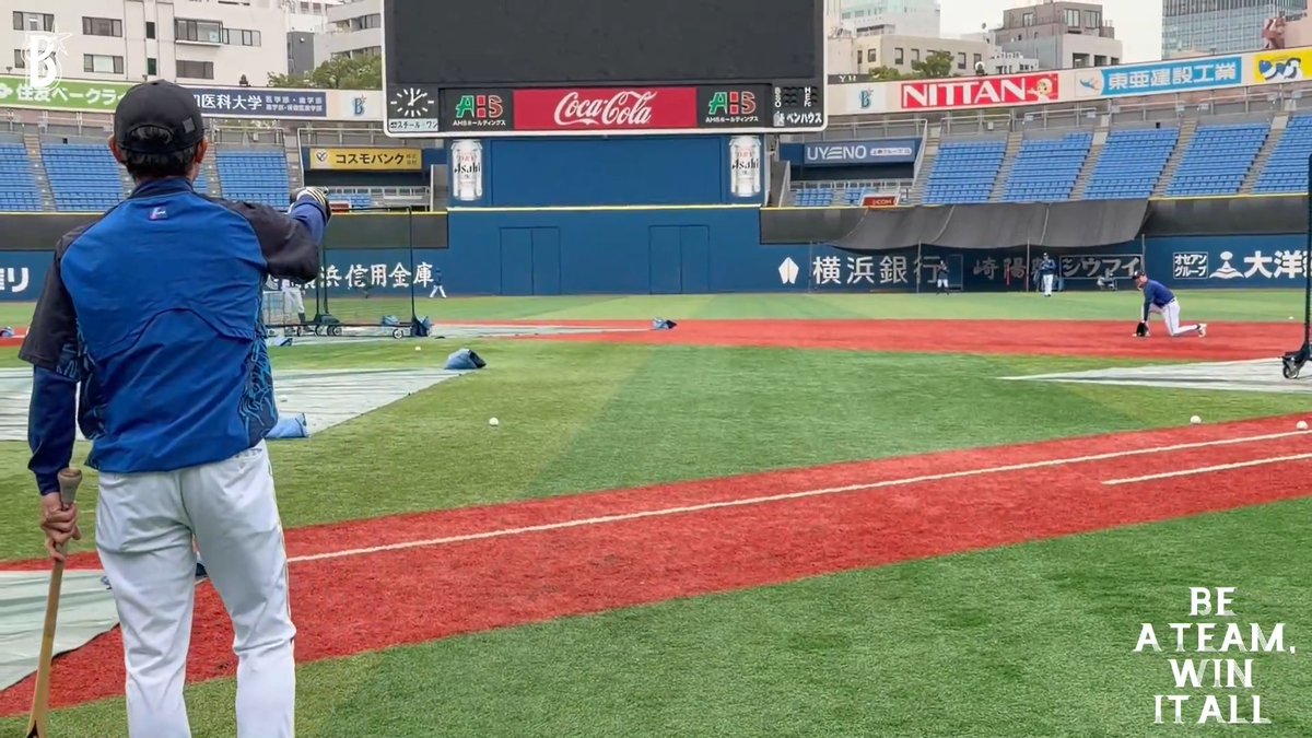 本日一軍はハマスタで全体練習🏃‍ #河田雄祐 コーチの元気な声に乗せられながらノックを受ける #佐野恵太 選手📣 #限界のその先へ #baystars