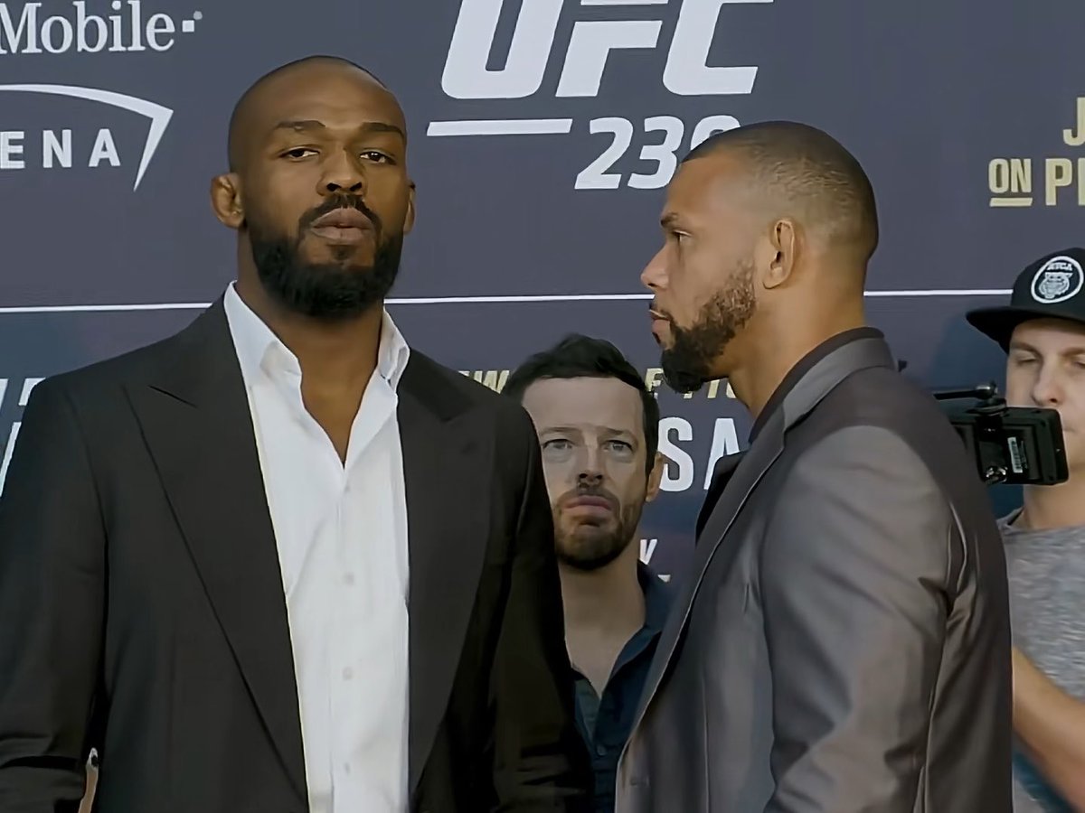 جون جونز خلى تياغو سانتوس يطلع من نزال #UFC239 بإصابات كارثية قطع الرباط الصليبي الأمامي قطع الرباط الجانبي الداخلي قطع الرباط الصليبي الخلفي تمزق الغضروف الهلالي في الركبة اليسرى إصابة جزئية بأربطة الركبة اليمنى إصابة الغضروف الهلالي بالركبة اليمنى أيضاً ومع هذا أكمل 5 جولات أمام جون جونز وخسر بقرار منقسم فقط قاتل بأربطة ممزقة وركبة شبه منهارة لمدة 25 دقيقة من القتالات الخالده وحشية و أصرار Jonny Meat 🥶 🐐