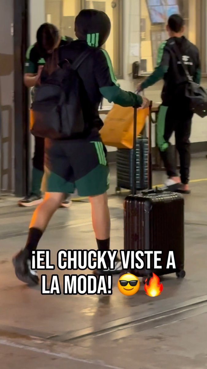 ¡QUÉ ELEGANCIA LA DEL CHUCKY! 😮💨 🇲🇽 Hirving Lozano llegó a Phoenix con sus nuevas compras de una de las mejores marcas de ropa. El mexicano sabe de moda. 🥵