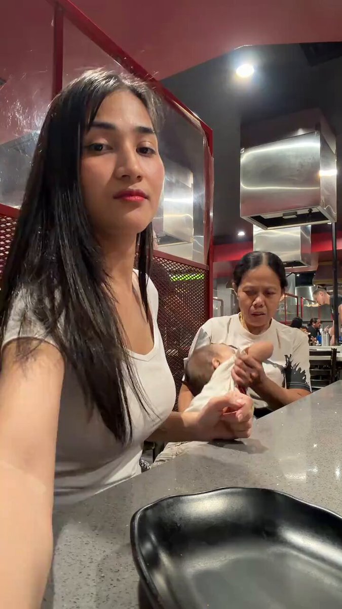 Video này rất bình thường tưởng 3 mẹ con bà cháu đi ăn với nhau, nhưng ko. Đây thật ra là 1 cặp vợ chồng và đứa con. Chị vợ trông trẻ và xinh quá, chị chồng có vẻ hơi cọc cằn🥺 Ở bên Cam bây giờ cũng thoáng quá ha mn.