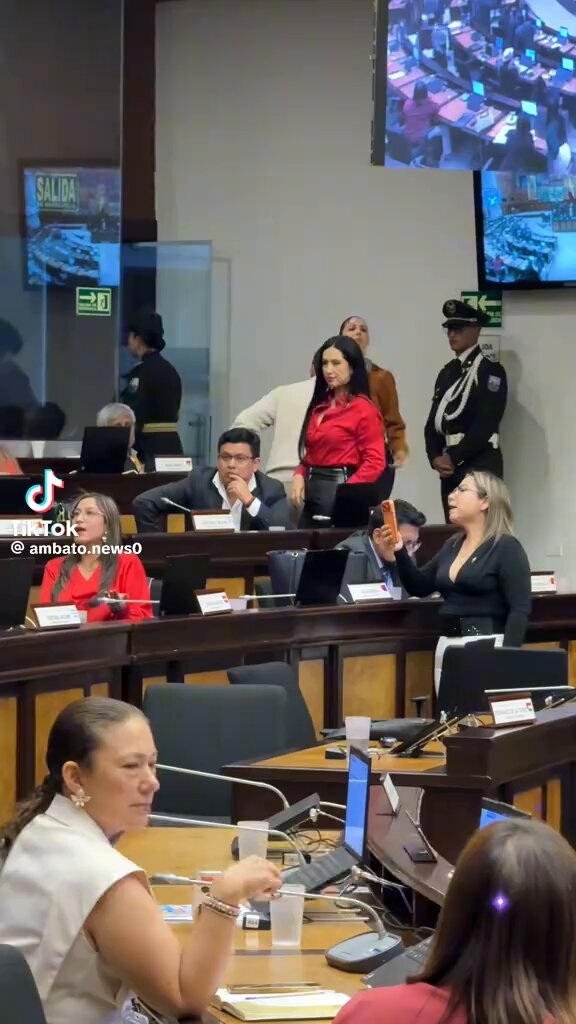 Gritos y relajo por una citación. Esto ocurrió en el pleno de la Asamblea cuando, en medio de la sesión, llegó un citador judicial para intentar notificar legalmente a la legisladora correísta Mónica Palacios de un juicio en su contra. Ella prefirió salir apurada del salón. Video de Ambato News