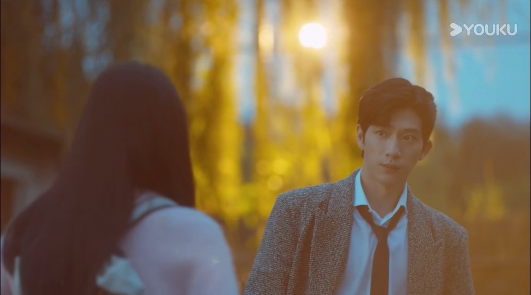 [ #ฤดูใหม่นี้มีเพียงสองเรา #TheEarlySpring ] ก็ยังชอบซีนนี้มาก เวลาปากไม่เสีย ตาลุคน่ารักงี้เลยนะหลวนเนี่ยนเป็นคนใส่ใจ ลงดีเทล คอยมองคอยสังเกตเถาเถาอยู่เสมอ น้องจะไม่รักได้ไง ภาษารักคนพี่ชัดแบบที่ยังไงน้องก็ต้องสัมผัสได้ ผู้ชายที่ดีเทลกับเรา ชงนมให้ดื่มทีคือเตรียมกี่ขั้น ดอกหอมหมื่นลี้ต้องมี ต้องเคลือบน้ำผึ้งแล้วตากแล้วเอามาเคลือบอีกรอบ เลี้ยงหมาให้เธอก็ยังทำลูกชิ้นให้กินเองเลย เป็นวาสนาของกันและกันสุดๆ