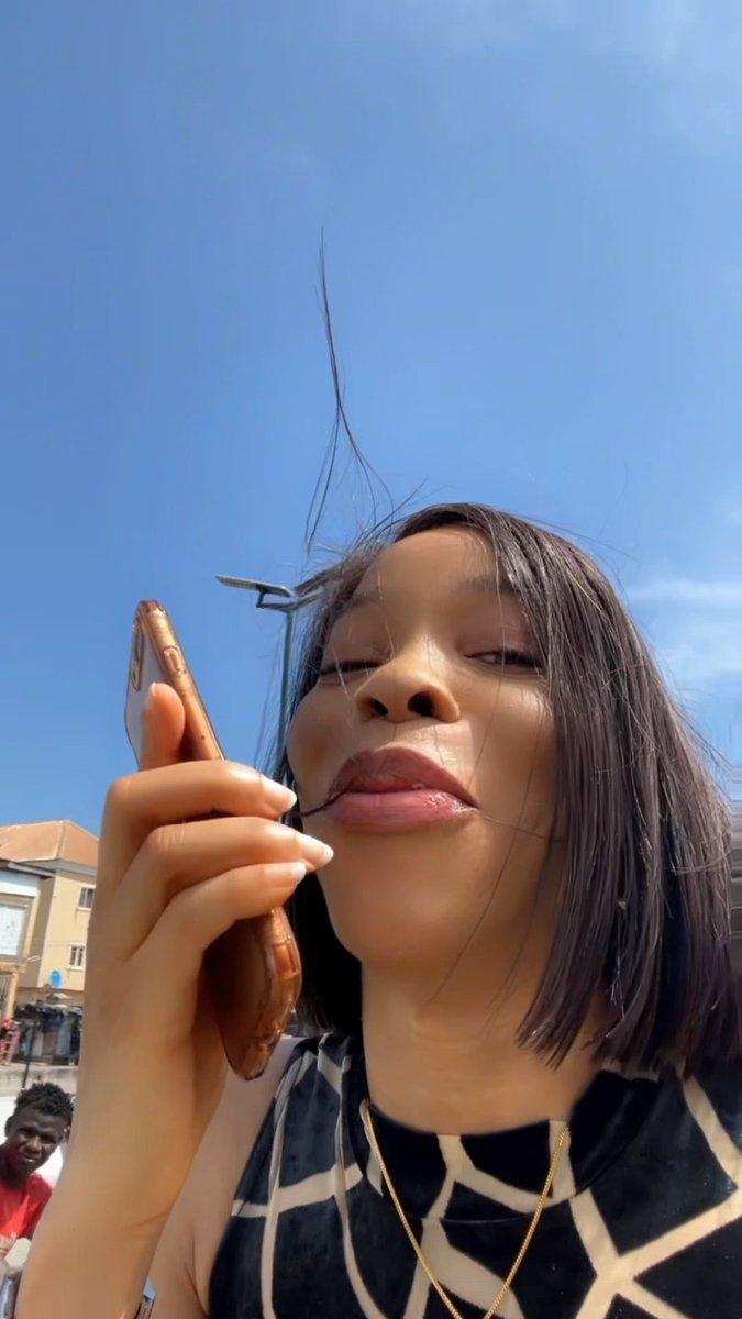 Lagos: Lady Reacts After Realising She Had Lost Her Phone Without Even Noticing. She Started Calling The Number, And Fortunately, a Good Samaritan Bike Man Who Had Picked Up The Phone Answered The Call And This Happened. 👏🏾❤️