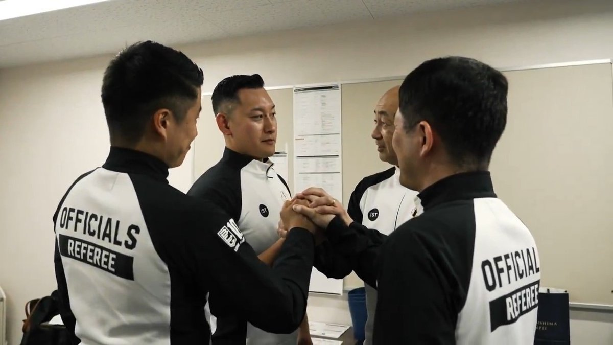 りそなグループ B.LEAGUE FINALS 2025-26 レフェリーの裏側に密着🎥 選手のエナジー。チームの一体感。沸き立つ会場の雰囲気。 その裏で、真摯に取り組むレフェリーのリアル。 今シーズンをより一層楽しむために、試合を作る重要な構成員の姿をご覧ください。 本編はこちらから🔽 #Bリーグ #りそなグループ