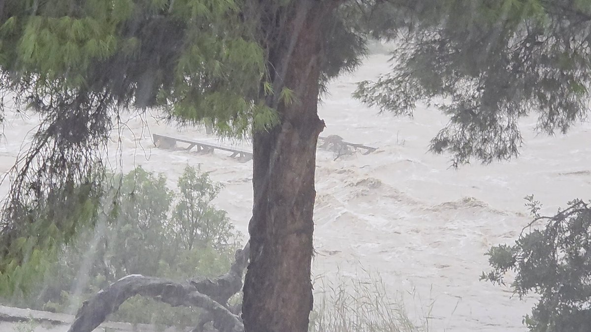⚠️ L'aigua arrossega un pont de fusta al barranc de l'Estany, a l'Ametlla de Mar. 📸 Elisabet Zaragoza #Projecte4Estacions