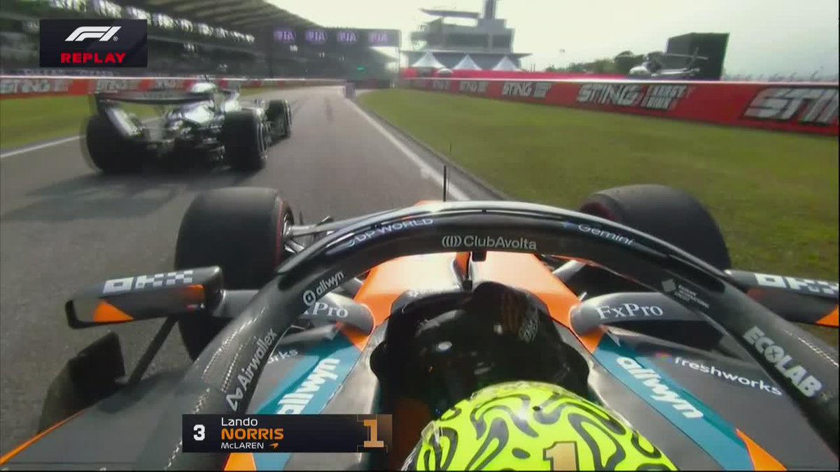 QUISO PASAR POR DONDE NO HABÍA LUGAR... Lando Norris intentó pasar a Checo Pérez en la entrada a boxes y casi protagoniza un accidente con su McLaren. 📺 #BahrainGP | Toda la temporada de #F1 por ESPN en el Plan Premium de #DisneyPlus