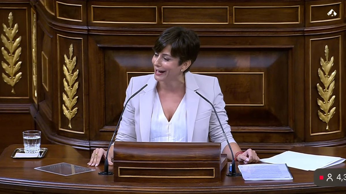 La Ministra de Vivienda, Isabel Rodríguez, tiene 7 bienes inmuebles a su nombre y percibe ingresos por distintos alquileres. Asimismo, su marido pasó de ser panadero a tener un puestazo en Solaria –empresa que recibió miles de millones en subvenciones– sólo 51 días después de que ella entrara al Gobierno. No obstante, se permite cargar contra los «buitres» en el Congreso. ¿Se está insultando a ella misma? 😂