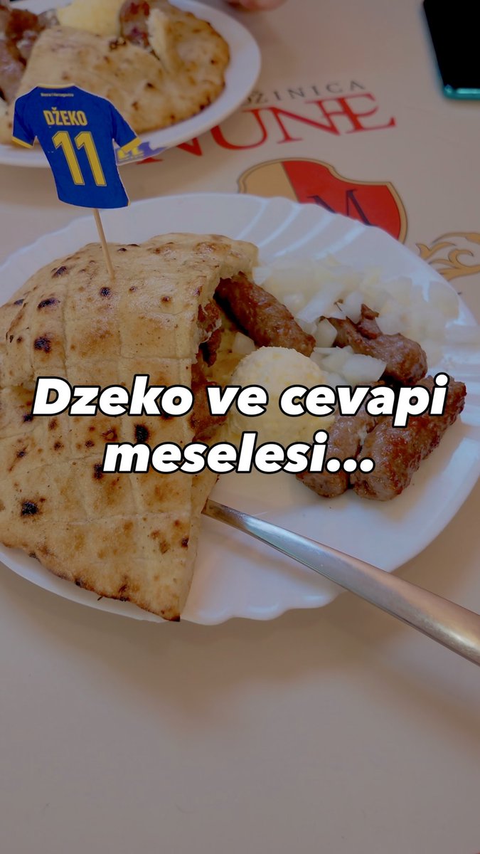 Bugün Saraybosna’da cevapi yemeye gidenler için bir sürpriz var… karşınıza alışılmışın dışında bir “desetka” çıkacak. Bosna usulü köfte cevapi, burada genellikle 5’li, 10’lu ve 15’li porsiyonlar halinde servis ediliyor. En çok tercih edileni ise Boşnakların “desetka” dediği 10’lu porsiyon. Ancak Edin Dzeko’nun bugün Bosna Hersek Milli Takımı’na veda etmesiyle “desetka” da değişti. Efsane kaptanın yıllarca taşıdığı 11 numaralı formanın hatırına somunun içine bu kez 10 değil, 11 cevapi koydular. Ben de gittim, gördüm…