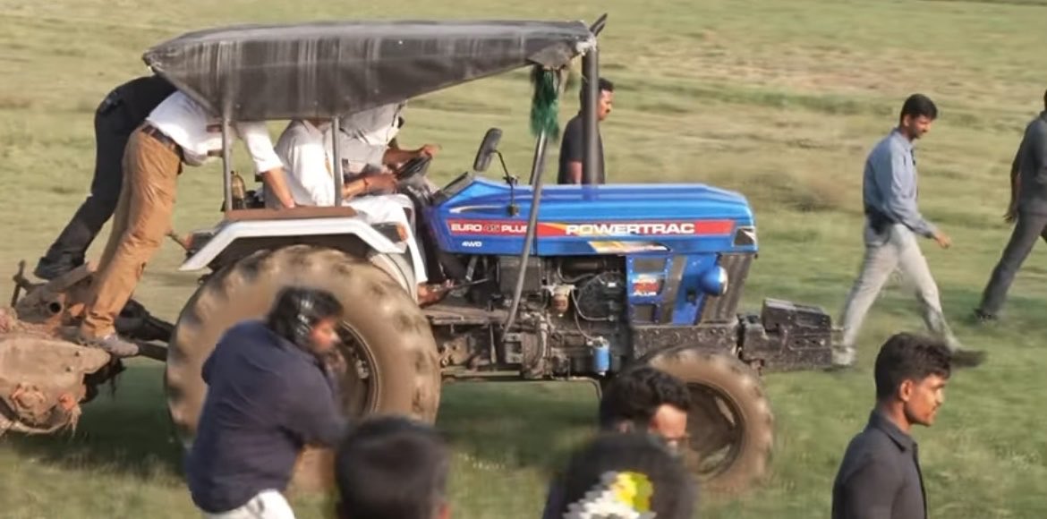 Thalaivar TVK Vijay enjoying the tractor ride ❤️
