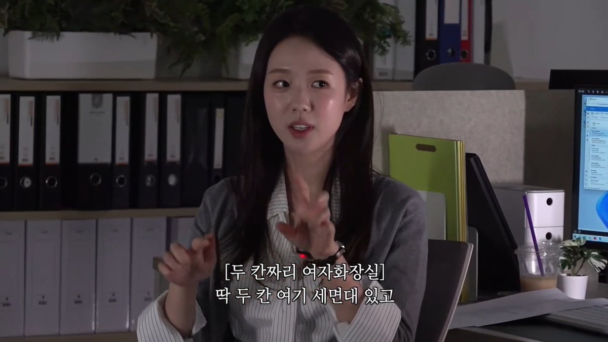 지예은 중학생 때 겪은 썰 너무무서워 ㅁㅊ 시험기간이라 늦게까지 학원에 있을 때 화장실에서 물 뿌리는 장난치려고 칸 아래 보면서 친구 찾는데 남자구두가 있었대;; 너무 무서워서 소리도 못 지르고 학원 선생님 불렀다는데 그 남자가 나오라고 해도 안 나와서 경찰까지 왔었다고,,