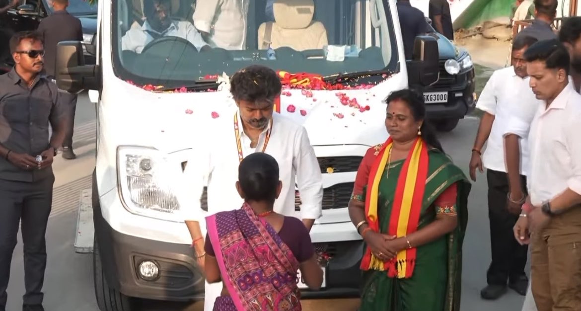 ஆரத்தி தட்டைக் கண்டதும் இறங்கி வந்து, மக்களின் அன்பை மனதார ஏற்றுக்கொண்ட தலைவர் ❤️