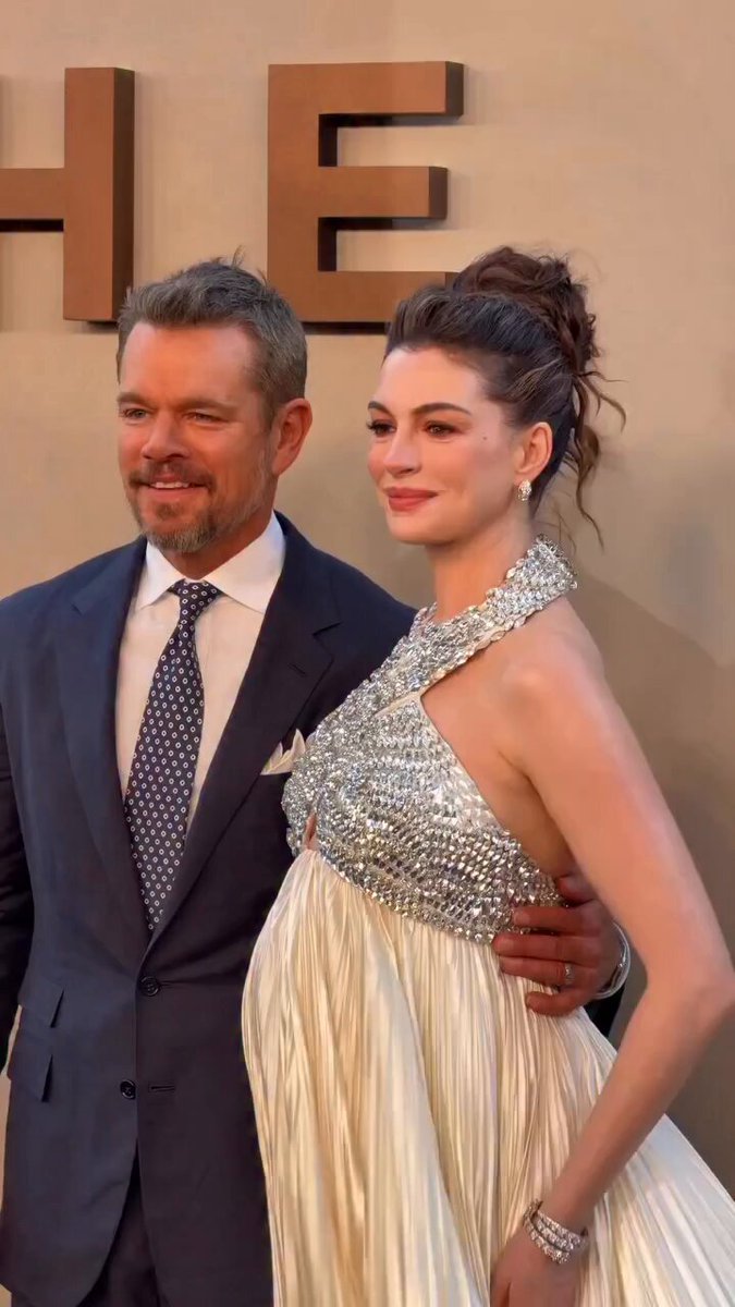 Glowing for two on the red carpet ✨ Matt Damon behind the lens, Anne Hathaway stealing the show. Motherhood never looked so elegant.