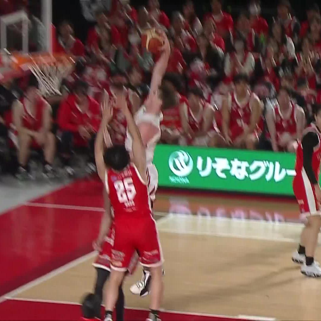 なんというポスタライズ🤯🤯🤯 オルブリッチが相手の上から叩き込む豪快スラム🔨💥 Lachlan Olbrich 📲バスケットLIVE配信 #アルバルク東京 #WEともに挑む